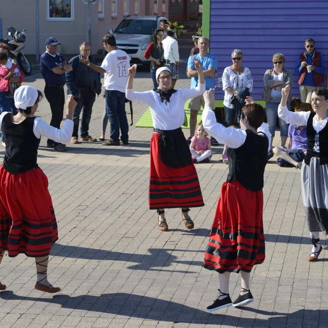 Danses traditionnelle basques, place Charles de Gaulle, Saint-Pierre, le 16 juillet 2016 