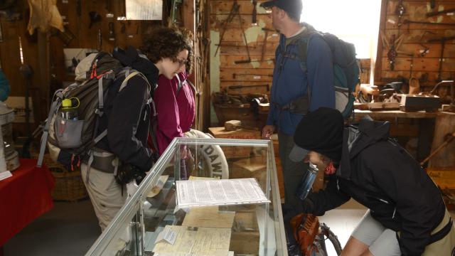 Musée historique de Miquelon, Eco-balade organisée par le CRT pour un groupe de randonneurs québéquois Rando Plein air de Montréal, découverte du milieu naturel, Grand Barachois, Isthme, Langlade et du village de Miquelon, le 19 juillet 2016 