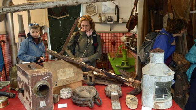 Musée historique de Miquelon, Eco-balade organisée par le CRT pour un groupe de randonneurs québéquois Rando Plein air de Montréal, découverte du milieu naturel, Grand Barachois, Isthme, Langlade et du village de Miquelon, le 19 juillet 2016 