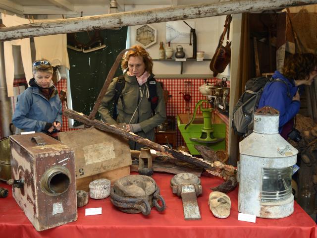 Musée historique de Miquelon, Eco-balade organisée par le CRT pour un groupe de randonneurs québéquois Rando Plein air de Montréal, découverte du milieu naturel, Grand Barachois, Isthme, Langlade et du village de Miquelon, le 19 juillet 2016 