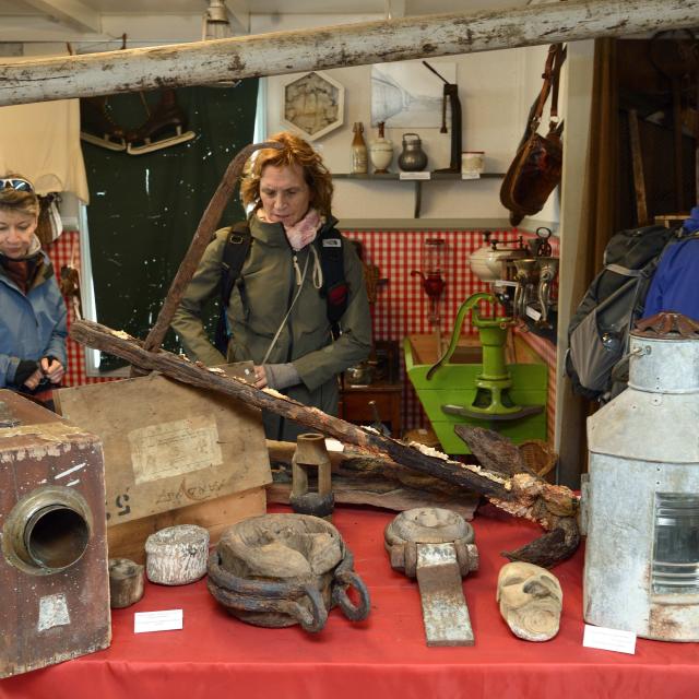 Musée historique de Miquelon, Eco-balade organisée par le CRT pour un groupe de randonneurs québéquois Rando Plein air de Montréal, découverte du milieu naturel, Grand Barachois, Isthme, Langlade et du village de Miquelon, le 19 juillet 2016 