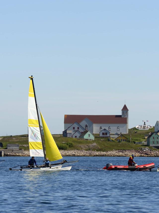 Activités et pratique de la voile, en catamaran et planche à voile, organisées par l'Ecole de voile municipale de St Pierre, face à l'île aux marins et sur l'étang Savoyard, le 6 août 2016 